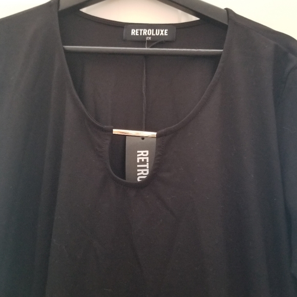 Retroluxe plus size top with keyhole front NWT - Picture 2 of 5